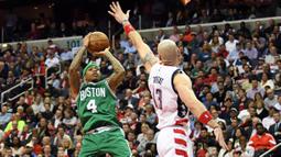 Pebasket Washington Wizards, Marcin Gortat, berusaha menghalau Pebasket Boston Celtics, Isaiah Thomas, pada Gim 3 semifinal Wilayah Timur di Verizon Center, Washington, Kamis (4/5/2017). Washington Wizard menang 116-89. (AFP/Greg Fiume)