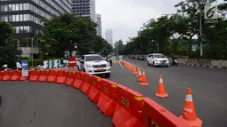 Petugas berjaga saat uji coba sistem satu arah di kawasan Dukuh Bawah atau sekitar Landmark Setiabudi, Jakarta, Rabu (13/2). Sistem satu arah dilakukan dalam rangka penataan Transit Oriented Development (TOD) Dukuh Atas. (Merdeka.com/Imam Buhori)