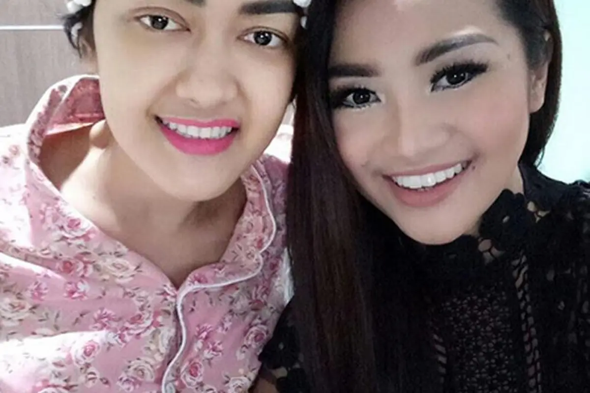 [Bintang] Fitri Karlina dan Julia Perez