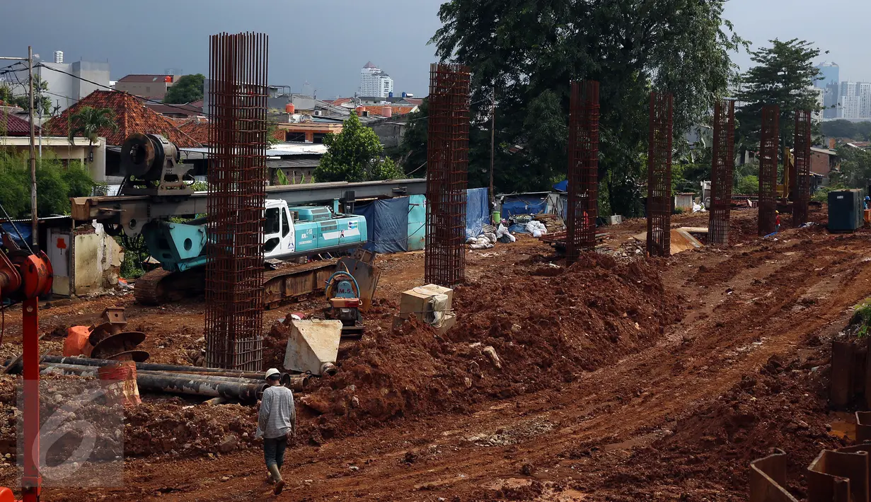 Suasana pembangunan proyek double-double track (DDT) Paket A Manggarai-Jatinegara, Jakarta (3/3). Proses pengerjaan Paket A jalur Manggarai-Jatinegara terus di kebut sehingga ditargetkan selesai tahun 2019. (Liputan6.com/Johan Tallo)