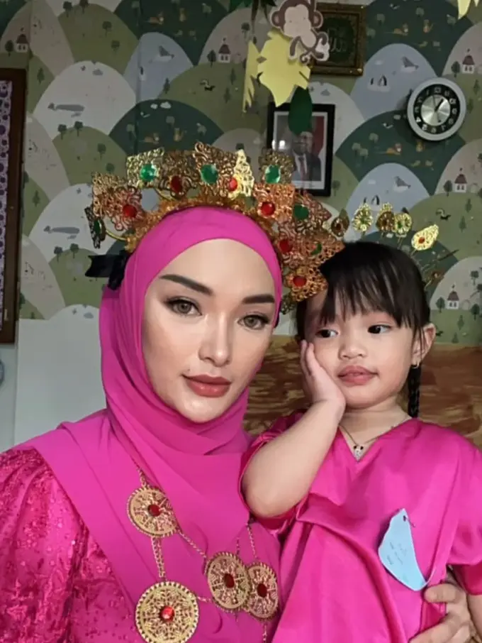 zaskia dan Anaknya Kompak Memakai Baju Adat Bodo (Sumber : Instagram/@zaskia_gotix)