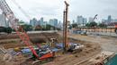 Suasana pembangunan revitalisasi Pasar Rumput, Manggarai Jakarta Selatan, Rabu (4/1). Rencananya, Pasar Rumput akan dibangun menjadi rusunanwa dengan 24-26 lantai dan 3-4 lantai pertama akan tetap difungsikan sebagai pasar. (Liputan6.com/Yoppy Renato)