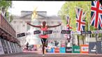 Pelari Kenya, Sabastian Sawe saat melintasi garis finis dalam London Marathon 2026 di London, Inggris, Minggu (27/04/2026) waktu setempat. Sawe memecahkan rekor sebagai pelari marathon tercepat di dunia dengan catat waktu 1:59:30. (AP Photo/Ian Walton)