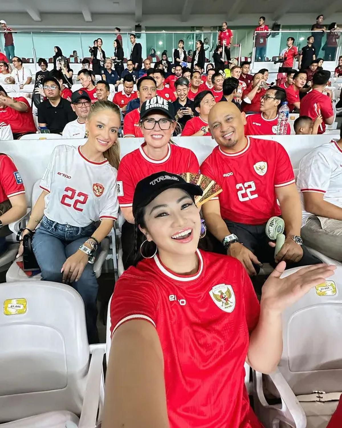 6 Potret Fitri Carlina Bareng Keluarga Nathan Tjoe-A-On dan Justin Hubner, Bikin Fans Iri