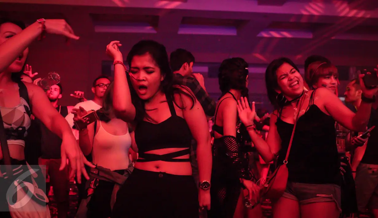 Pengunjung bergoyang mengikuti irama music DJ pada acara DWP 2016, di Kemayoran, Jakarta, Jumat. (09/12). Kegiatan digelar selama dua hari pada 9 dan 10 Desember 2016. (Liputan6.com/Fery Pradolo)