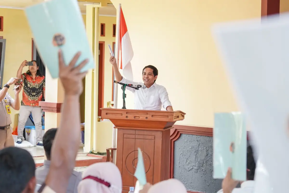 Wakil Menteri ATR/BPN Raja Juli Antoni menyerahkan sertifikat masyarakat melalui Program Pendaftaran Tanah Sistematis Lengkap (PTSL) sebanyak 85 sertifikat di Desa Cisumur, Kecamatan Gandrungmangu, Kabupaten Cilacap pada Senin 15 Mei 2023 (Istimewa)
