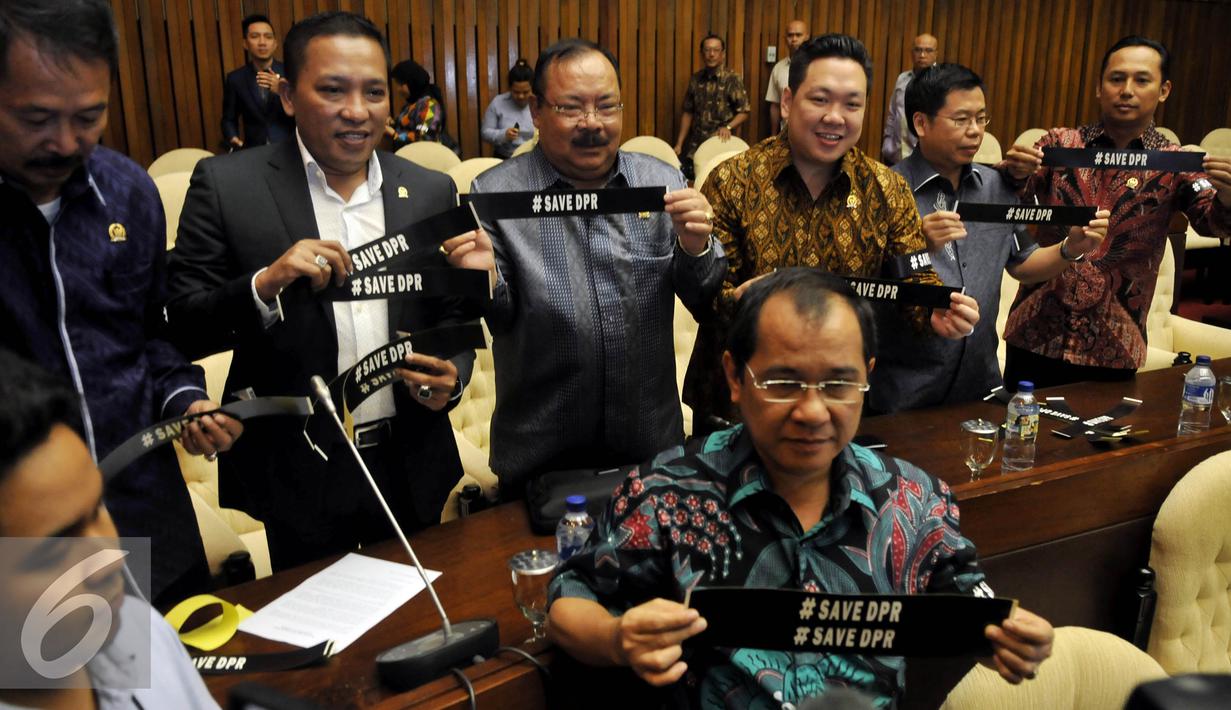 Anggota DPR Lintas Fraksi menunjukan Pita Hitam bertuliskan "Save DPR" dan mendeklarasikan untuk menyelamatkan Kehormatan DPR, meminta Setya Novanto Turun Dari Jabatannya, Jakarta, Selasa (15/12). (Liputan6.com/Johan Tallo)