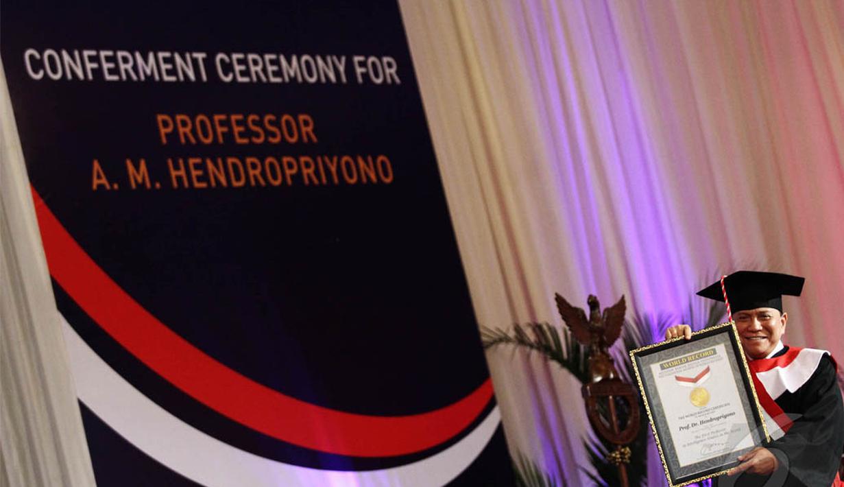 Jenderal TNI (Purn) Hendropriyono menunjukkan sertifikat Rekor Muri saat acara pengukuhan Guru Besar bidang Intelijen (Liputan6.com/Faizal Fanani).