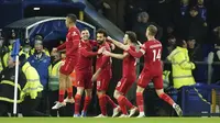 Penyerang Liverpool, Mohamed Salah (tengah) berselebrasi dengan rekan satu timnya setelah mencetak gol ke gawang Everton selama pertandingan lanjutan Liga Inggris di Goodison Park di Liverpool, Inggris, Kamis (2/12/2021). Liverpool menang telak atas Everton 4-1. (AP Photo/Jon Super)