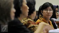 Ketua Pansel Capim KPK Destry Damayanti (kanan) saat rapat dengan Komisi III DPR di Kompleks Parlemen Senayan, Jakarta, (23/11). Setelah 3 kali ditunda, rapat antara Komisi III DPR dengan Pansel Capim KPK mencapai kata sepakat. (Liputan6.com/Johan Tallo)