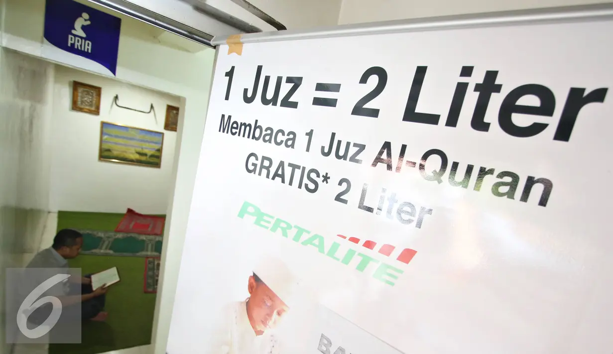 Pertamina membuat program membaca 1 Juz Al Quran mendapatkan gratis 2 liter Pertalite di 5 SPBU di Jakarta, Rabu (8/6). Salah satu SPBU yang menjalankan program tersebut yaitu  SPBU COCO MT Haryono (Liputan6.com/Immanuel Antonius)