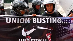 Dalam orasinya, massa menuntut keadilan bagi sembilan rekan mereka yang telah di-PHK secara sepihak oleh PT Chang Shin. (Liputan6.com/Miftahul Hayat)