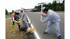 Sikap unik dan kontroversial yang dilakukan Valentino Rossi, membuat ia dicintai masyarakat dunia.