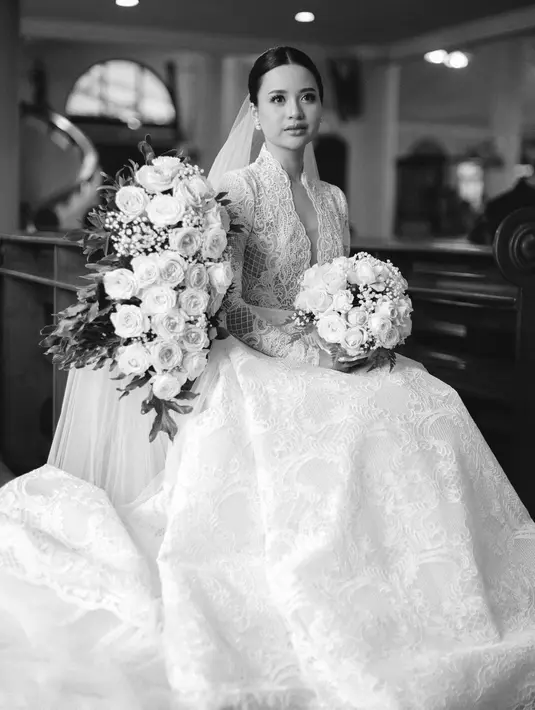 Detail gaun bagian belakang tidak kalah elegan dengan model long tail.   [@anggimarito]