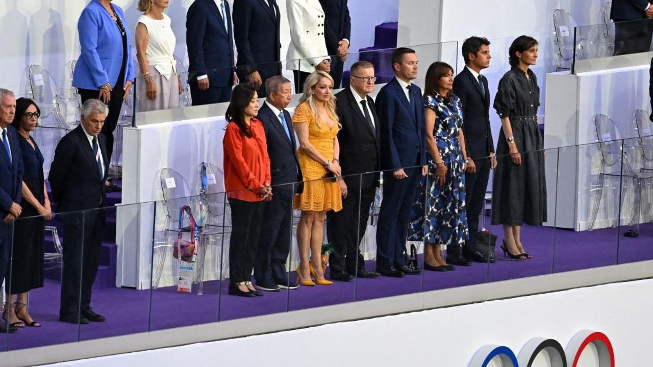 Presiden Prancis Emmanuel Macron bersama istrinya, Brigitte Macron didmapingi Presiden Komite Olimpiade Internasional (IOC) Thomas Bach, Raja Carl XVI Gustaf dari Swedia, dan Pangeran Albert II dari Monako berfoto selama upacara penutupan. Foto: Reuters