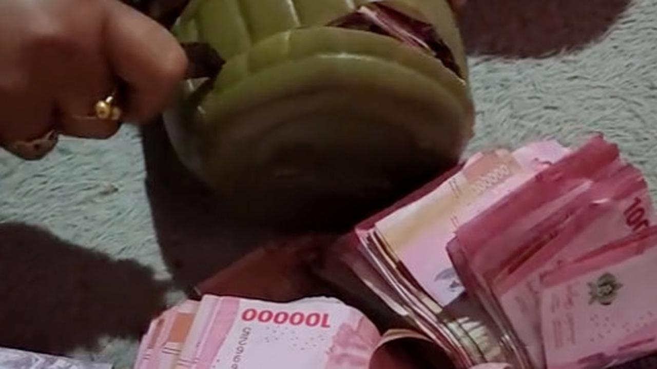 ⁠Nabung Rp300 Ribu Perhari di Celengan, Setelah Dibongkar Hasilnya Bikin Melongo Sampai jadi Sorotan