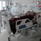 Paramedis saat merawat pasien COVID-19 di Ruang ICU RSUD Kota Bogor, Jawa Barat, Jumat (18/6/2021). Kepedulian paramedis terhadap pasien tetap mereka lakukan walau jumlah pasien COVID-19 terus bertambah. (merdeka.com/Arie Basuki)