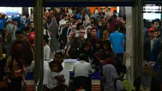 Sejumlah calon penumpang kereta api mengantre memasuki Stasiun Gambir, Jakarta, JumaKt (31/5/2019). H-5 Lebaran, pemudik mulai memadati Stasiun Gambirdimana Lonjakan penumpang kereta api tujuan berbagai kota di Pulau Jawa diprediksi terjadi pada 31 Mei dan 1 Juni 2019. (merdeka.com/Imam Buhori)
