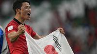 Selebrasi pemain timnas Korea Selatan, Hwang Hee-chan usai menjebol gawang Portugal dalam pertandingan grup H Piala Dunia 2022 yang berlangsung di Education City Stadium, Qatar, Jumat (2/12/2022). (AP Photo/Lee Jin-man)