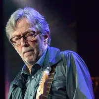 Penyankit saraf yang diderita gitaris legendaris Eric Clapton membuatnya sulit untuk bermain gitar. (via lifetimetv.co.uk)