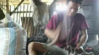 Ratusan pengrajin kepala cangkul di sentra pembuatan cangkul di Kabupaten Grobogan mengkhawatirkan kebijakan impor kepala cangkul. (Liputan6.com/Felek Wahyu)