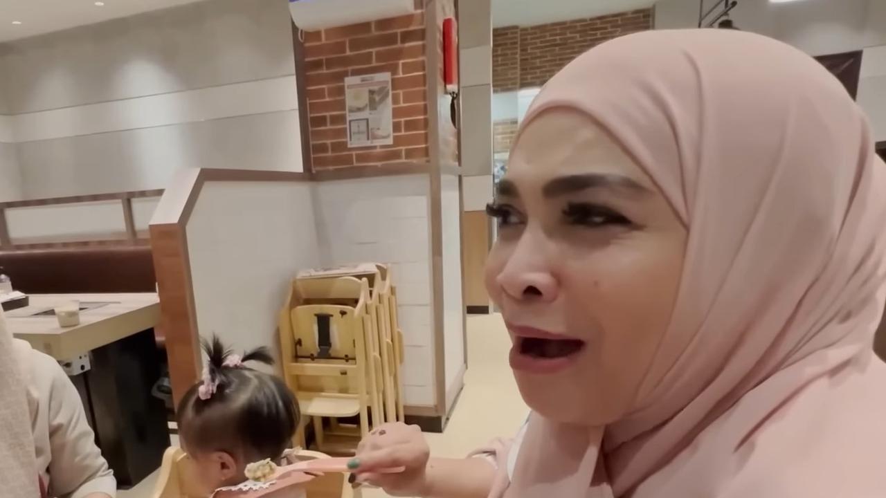 Aksi Tutup Mulut Baby Lily Disuapi Rieta Amilia, 'Bank Pusat' Sebut Sang Cucu Sudah Bisa Ngambek