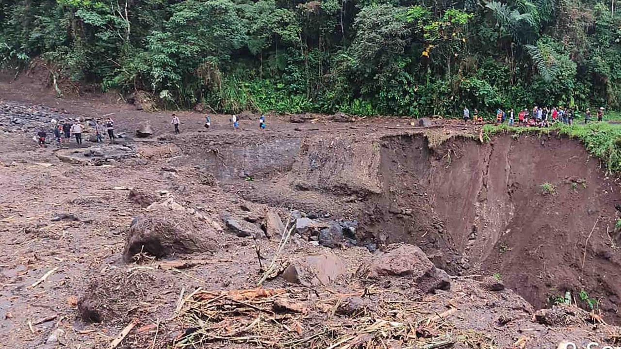 FOTO: Banjir Bandang Mauponggo: 6 Tewas, 4 Hilang, Puluhan Warga Mengungsi