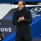 Pelatih Chelsea, Thomas Tuchel, memberikan semangat kepada anak asuhnya saat melawan Real Madrid pada leg kedua semifinal Liga Champions, di Stadion Stamford Bridge, Kamis (06/05/2021). Chelsea menang dengan skor 2-0. (AFP/Glyn Kirk)