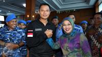Agus Harimurti Yudhoyono dan Sylviana Murni melakukan salam komando saat menghadiri acara konsolidasi pengurus Partai Demokrat dan relawan pasangan cagub-cawagub DKI, Agus-Sylviana, di kawasan Pramuka, Jakarta, Rabu (5/10). (Liputan6.com/Johan Tallo)
