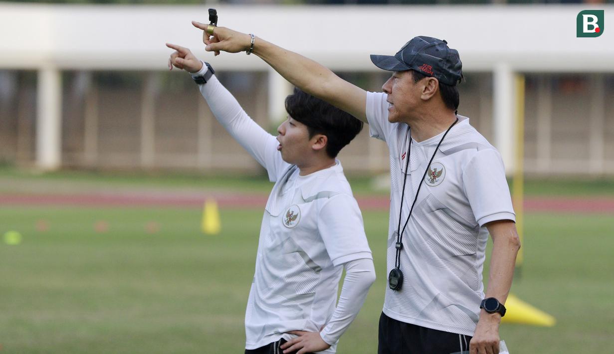 Pelatih Timnas Indonesia U-19, Shin Tae-yong, memberikan arahan kepada anak asuhnya saat latihan jelang Piala AFF U-19 2022 di Stadion Madya, Jakarta, Selasa (21/6/2022). (Bola.com/M Iqbal Ichsan)