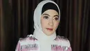Dengan penampilan barunya menggunakan hijab, IDP makin memesona. Ia pun juga semakin memperdalam ilmu agamanya dengan menonton kajian beberapa Ustad lewat tayangan di Youtube. (Instagram/idp91)