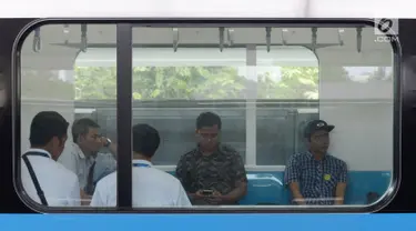Sejumlah penumpang mengikuti uji coba publik Mass Rapid Transit (MRT) di Jakarta, Selasa (12/3). MRT Jakarta mulai beroperasi secara gratis pada hari ini. (merdeka.com/Imam Buhori)