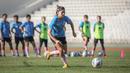 Pemain Timnas Wanita Indonesia, Zahra Muzdalifah menggiring bola saat sesi latihan persiapan Piala Asia Wanita 2022 di Stadion Madya, Jakarta, Jumat (07/01/2021). (Bola.com/Bagaskara Lazuardi)