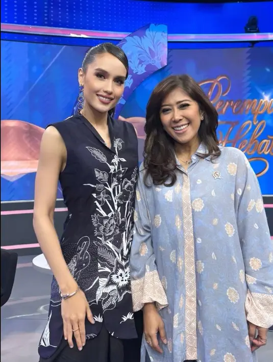 Tak kalah menawan, Cinta Laura tampil dalam busana batik bernuansa hitam yang begitu sleek dan elegan. Ia mengenakan sleeveless outer dengan detail motif floral batik warna putih yang kontras, dipadukan dengan bawahan hitam flowy yang membuat tampilannya terlihat sophisticated. [@claurakiehl].