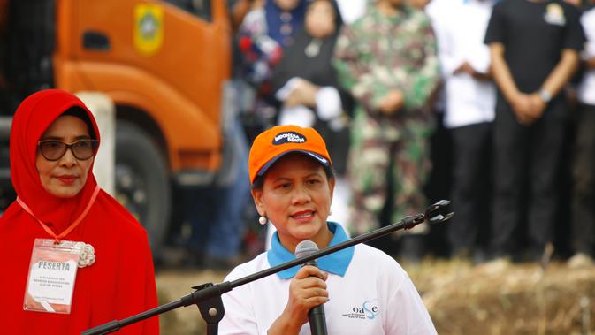 Ibu Negara Iriana Jokowi menyaksikan proses pembersihan sampah di Kali baru Bogor, Jawa Barat. (Liputan6.com/Achmad Sudarno)