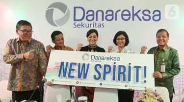 Dirut PT Danareksa Sekuritas Friderica Widyasari (tengah), Direktur Boumediene Sihombing (dari kiri), Direktur Budi Susanto, Direktur Santi Suryandari dan Senior Executive VP Retail Mohammad Adib foto bersama seusai perkenalan manajemen baru di Jakarta, Senin (2/3/2020). (Liputan6.com/Fery Pradolo)