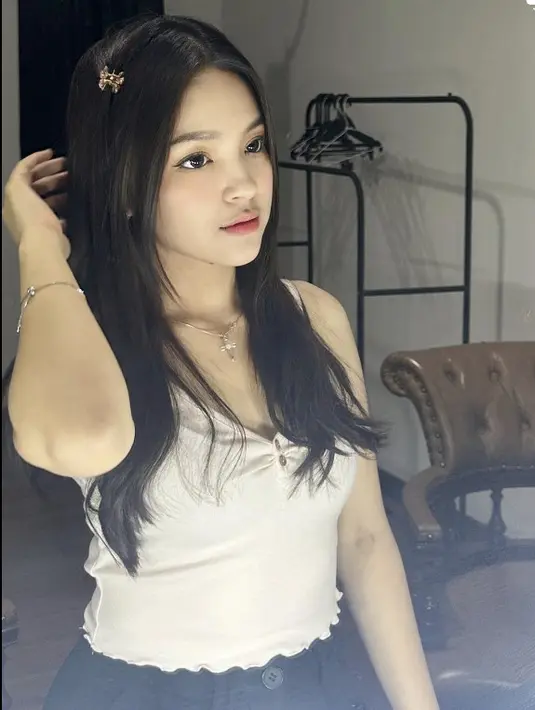 Tampil manis dengan gaya rambut berhias jepit, Pesona Elsa Japasal semakin memikat.