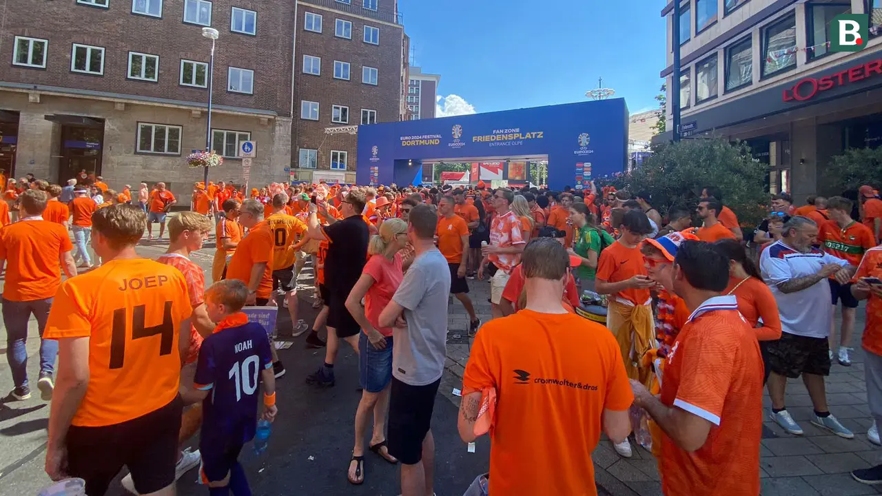 Foto: Potret Membludaknya Pendukung Belanda di Fan Zone Euro 2024 Friedensplatz Dortmund Jelang Semifinal Kontra Inggris, Melebihi Kapasitas
