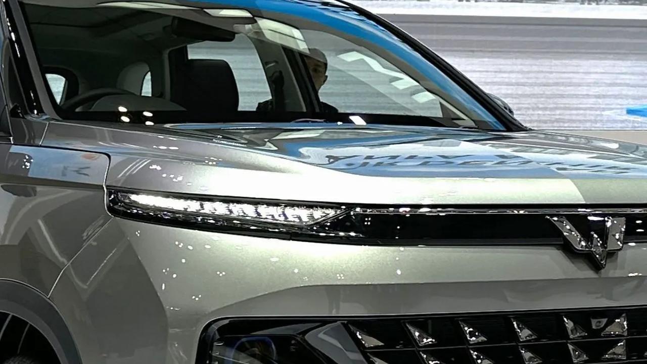 9. Almaz Hybrid&nbsp;<br><br>SUV hybrid andalan Wuling ini terjual 299 unit.&nbsp; Konsumsi bensinnya 1:19 km.&nbsp;