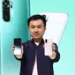 Country Director Xiaomi Indonesia Alvin Tse memamerkan dua smartphone terbaru Xiaomi, Redmi Note 10 dan Redmi Note 10 Pro (Foto: Xiaomi Indonesia).