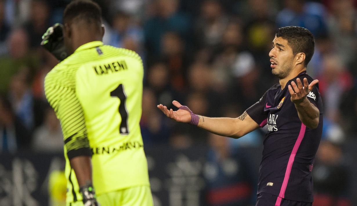 Pemain FC Barcelona, Luis Alberto Suarez terlihat memprotes wasit saat timnya kalah dari Malaga pada lanjutan La Liga Spanyol di di Estadio La Rosaleda (8/4/2017). Barcelona kalah 0-2 dari Malaga. (AP/Daniel Tejedor)