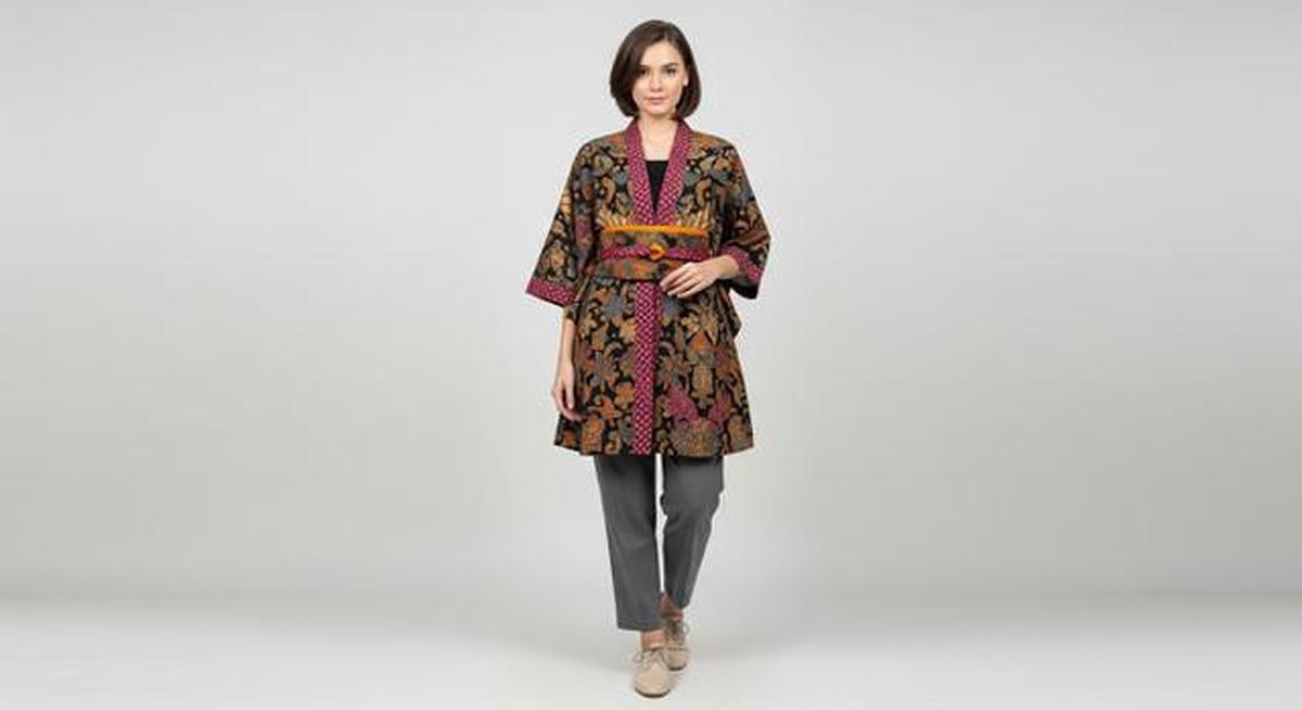 8 Contoh Model Atasan Batik Kimono Wanita 2025, Tampil Stylish dan Modern