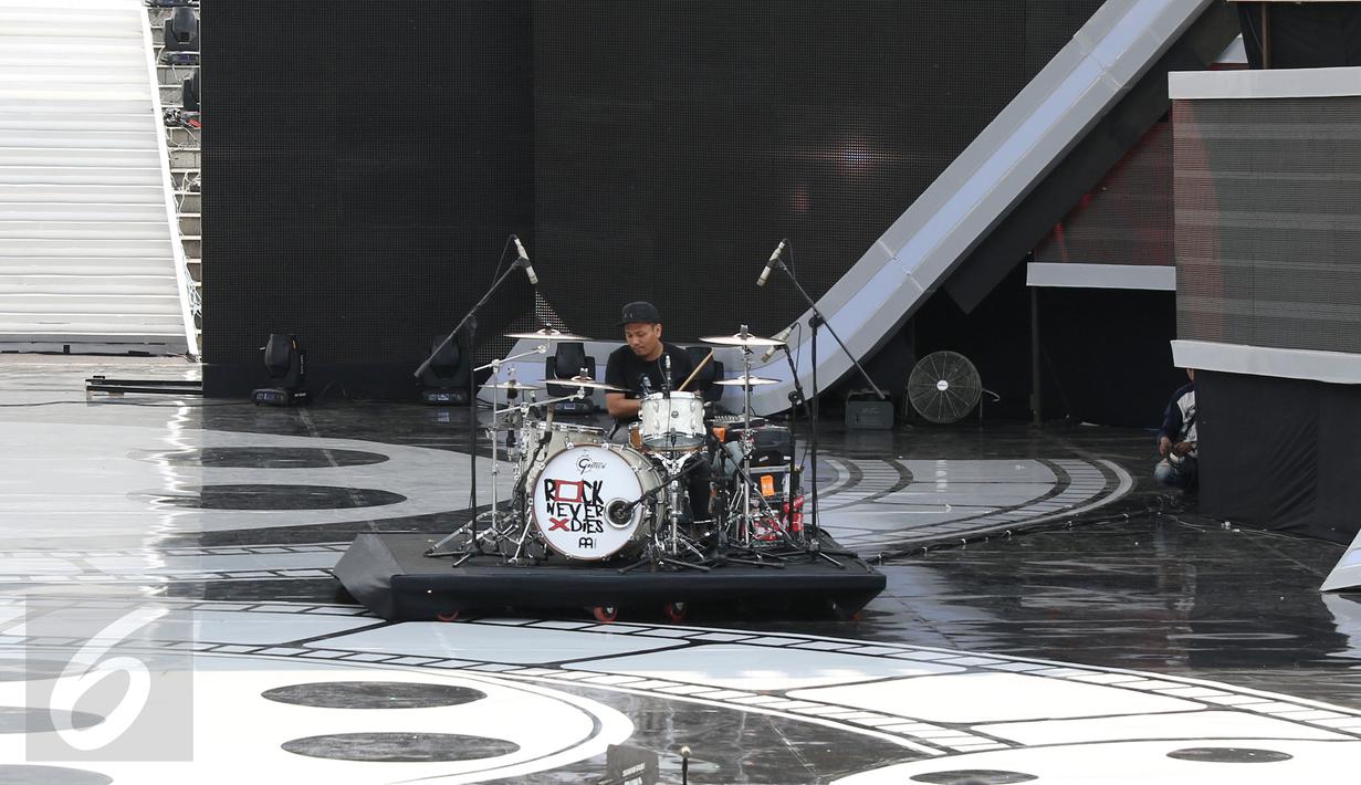 Sejumlah petugas melakukan sound check alat msuik jelang perhelatan malam puncak Festival Film Bandung (FFB) 2015 di Monumen Perjuangan Rakyat, Bandung, Sabtu (12/9/2015). (Liputan6.com/Herman Zakharia)