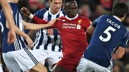 Pemain Liverpool, Sadio Mane (2kanan) berusaha melewati kepungan para pemain West Bromwich pada lanjutan Premier League di Anfield, Liverpool, (13/12/2017). Liverpool bermain imbang 0-0. (AFP/Paul Ellis)