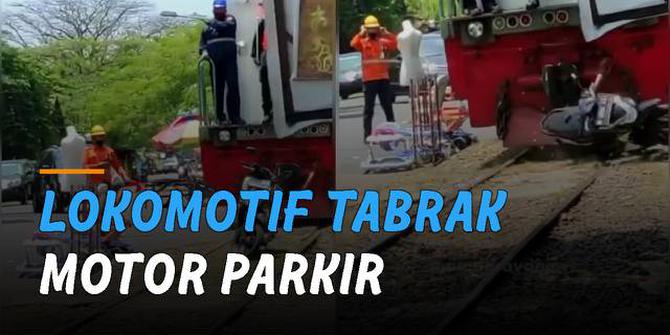 VIDEO: Parkir di Rel Kereta Api, Lokomotif Tabrak Motor yang Parkir Sembarangan