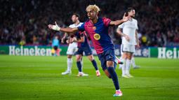 Pemain Barcelona, Lamine Yamal, melakukan selebrasi setelah mencetak gol ke gawang Inter Milan dalam duel leg pertama semifinal Liga Champions di Estadi Olimpic Lluis Companys, Kamis (1/5/2025) dini hari WIB. (AP Photo/Emilio Morenatti)