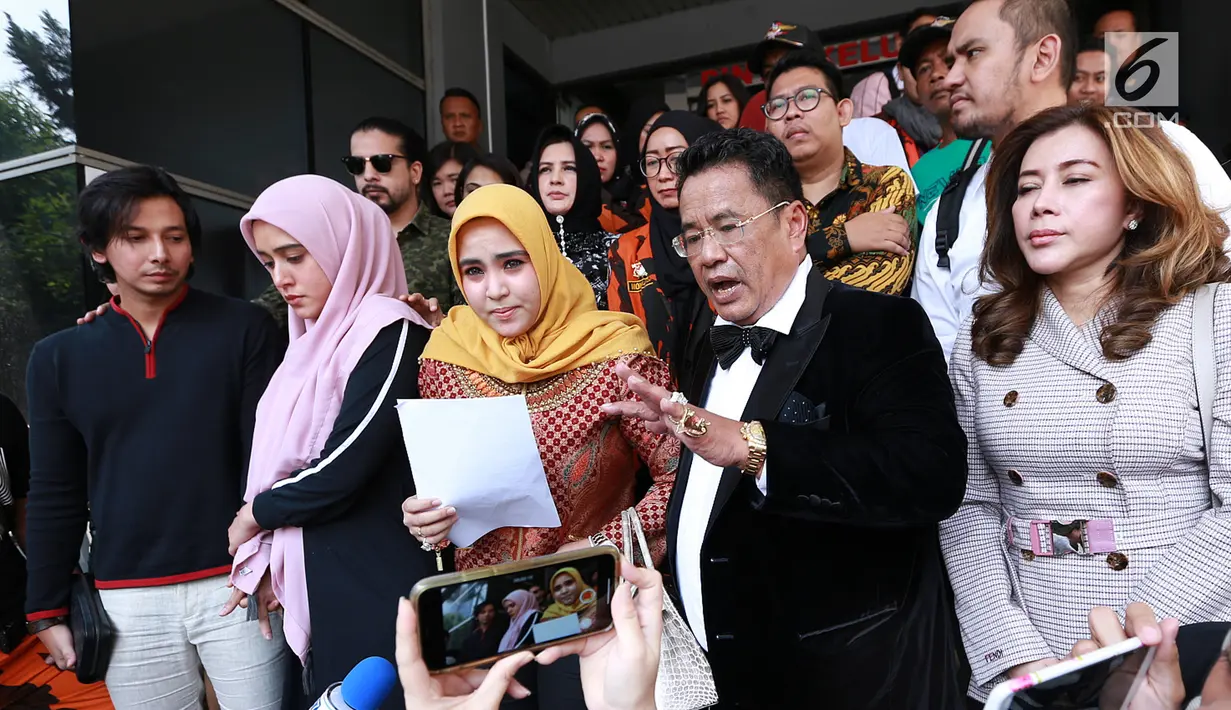 Fairuz A Rafiq didampingi suami Sonny Septian dan pengacara Hotman Paris saat memberikan keterangan pers di Polda Metro Jaya, Jakarta Selatan, Senin (1/7/2019). Fairuz melaporkan Galih Ginanjar dengan pasal pencemaran nama baik yang membongkar masa lalu pernikahan mereka. (Fimela.com/Deki Prayoga)