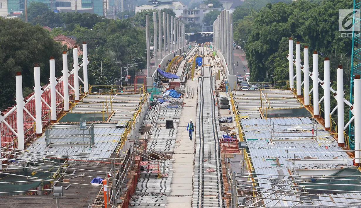 Pekerja menyelesaikan pemasangan rel kereta proyek pembangunan MRT di Jakarta, Selasa (31/10). Pembangunan fisik Mass Rapid Transit (MRT) Jakarta fase 1 hingga akhir September 2017 telah mencapai 80%. (Liputan6.com/Angga Yuniar)