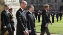 <p>Pangeran William dan Pangeran Harry berjalan dalam prosesi di belakang peti mati Pangeran Philip, bersama anggota keluarga Kerajaan lainnya selama pemakaman Pangeran Philip Inggris di dalam Kastil Windsor di Windsor, Inggris, Sabtu (17/4/2021). (Chris Jackson / Pool via AP)</p>