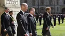 <p>Pangeran William dan Pangeran Harry berjalan dalam prosesi di belakang peti mati Pangeran Philip, bersama anggota keluarga Kerajaan lainnya selama pemakaman Pangeran Philip Inggris di dalam Kastil Windsor di Windsor, Inggris, Sabtu (17/4/2021). (Chris Jackson / Pool via AP)</p>